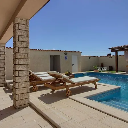 Mit Privatpool Fuer 6 Personen Ca 89 Qm In Manjadvorci, Istrien Bucht Von Rasa Holiday home *