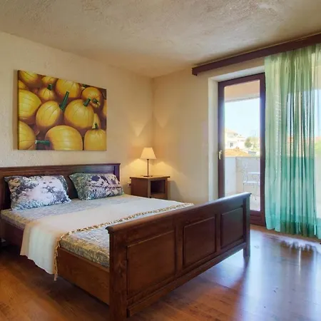 Mit Privatpool Fuer 6 Personen Ca 89 Qm In Manjadvorci, Istrien Bucht Von Rasa Holiday home
