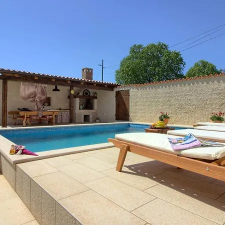 Mit Privatpool Fuer 6 Personen Ca 89 Qm In Manjadvorci, Istrien Bucht Von Rasa Holiday home Manjadvorci