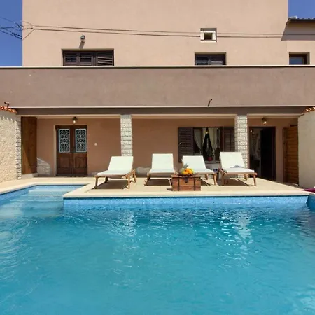 Mit Privatpool Fuer 6 Personen Ca 89 Qm In Manjadvorci, Istrien Bucht Von Rasa Holiday home