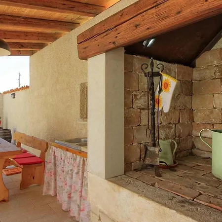 Holiday home Mit Privatpool Fuer 6 Personen Ca 89 Qm In Manjadvorci, Istrien Bucht Von Rasa